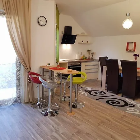 Cristina House Апартаменти *